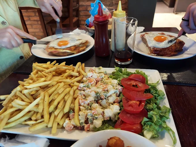 Ensalada rusa y milanesa con huevo